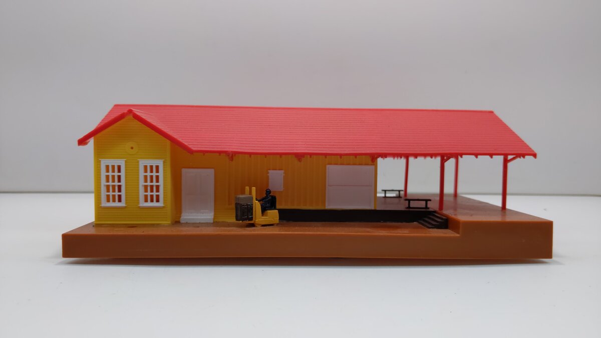 Bachmann 46216 HO Freight Station With Light Operating Accessories