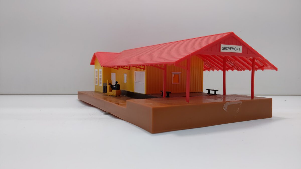 Bachmann 46216 HO Freight Station With Light Operating Accessories