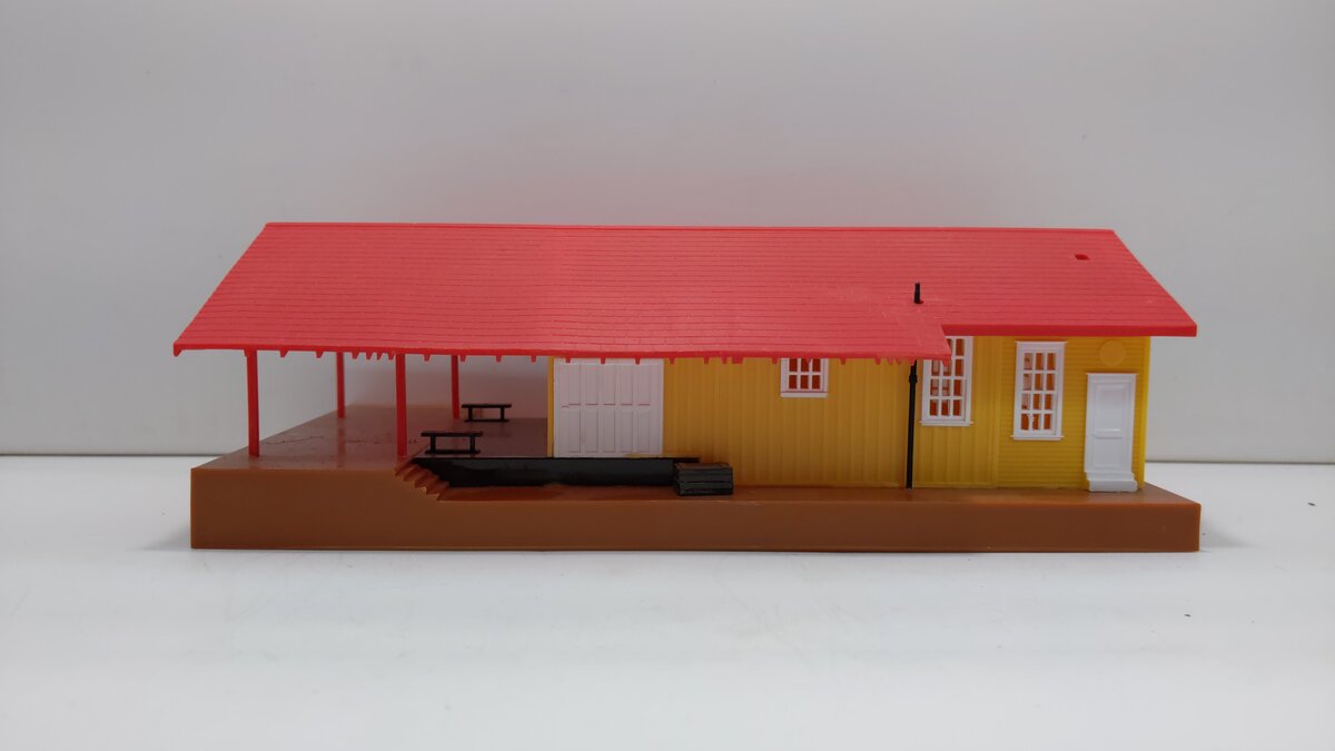 Bachmann 46216 HO Freight Station With Light Operating Accessories
