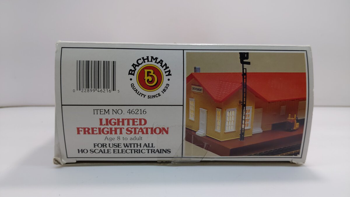 Bachmann 46216 HO Freight Station With Light Operating Accessories