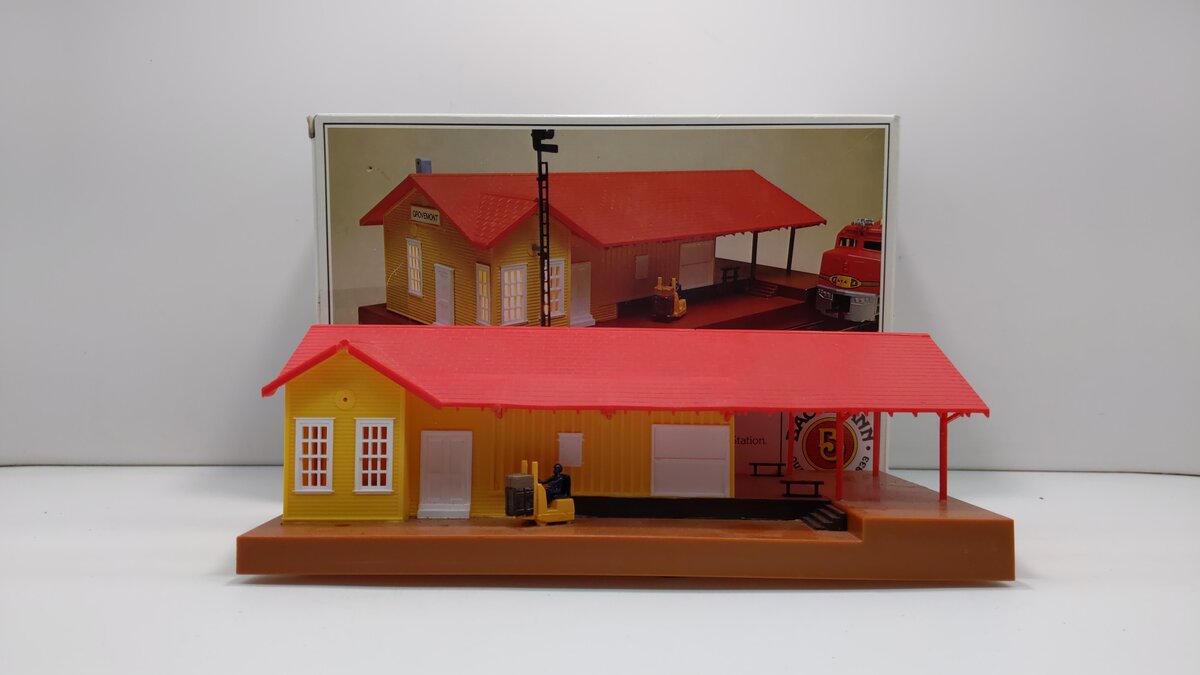 Bachmann 46216 HO Freight Station With Light Operating Accessories