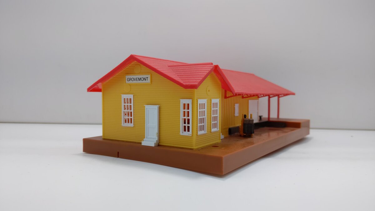 Bachmann 46216 HO Freight Station With Light Operating Accessories