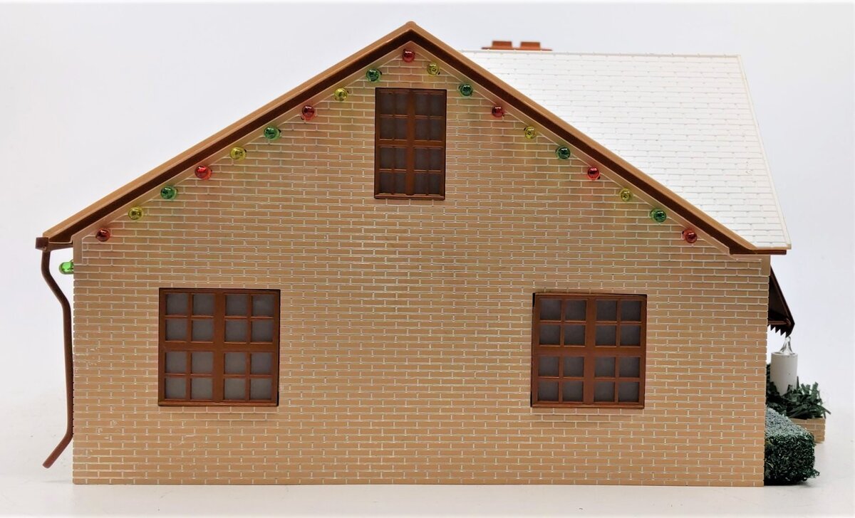 Lionel 6-37994 Deluxe Holiday House with Operating Christmas Lights