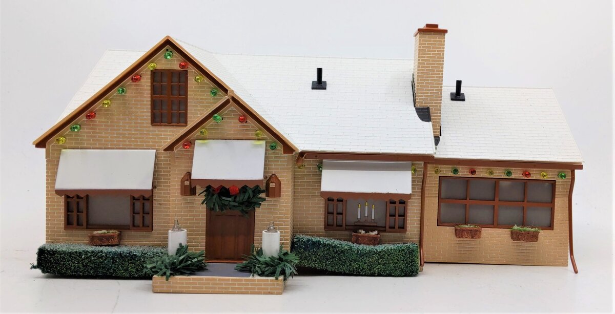 Lionel 6-37994 Deluxe Holiday House with Operating Christmas Lights