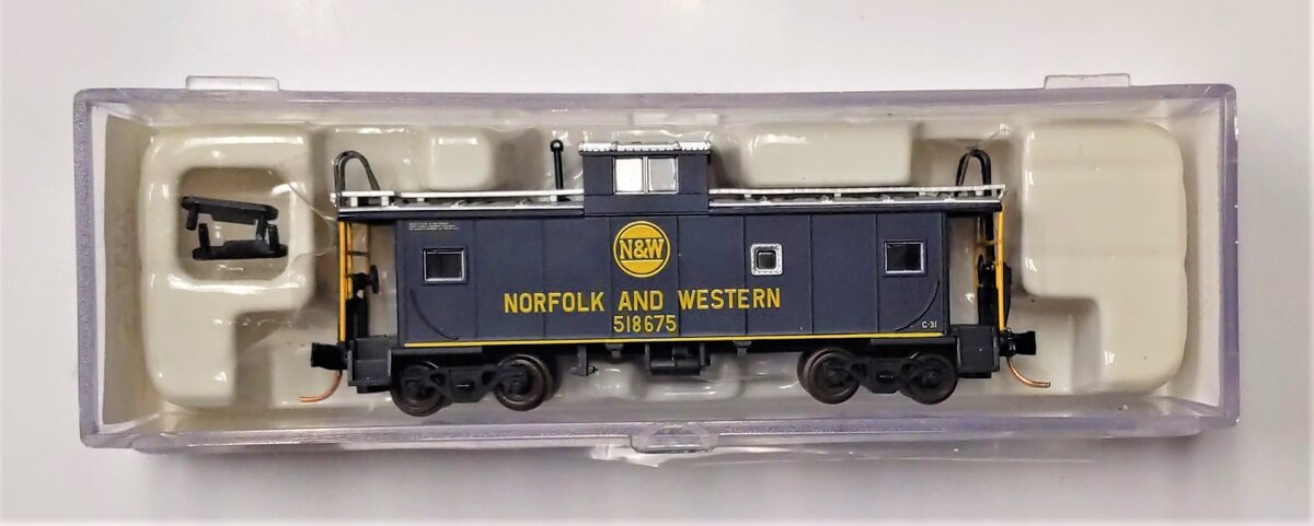 Atlas 43037 N Scale Norfolk & Western Cupola Caboose #518675