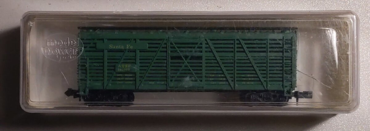 Model Power 3447 HO Santa Fe 40' Cattle Car #3555