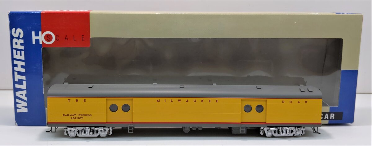Walthers 932-9221 HO Scale Milwaukee Hiawatha Express Car w/Conductors Window