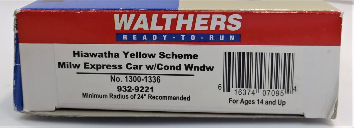 Walthers 932-9221 HO Scale Milwaukee Hiawatha Express Car w/Conductors Window