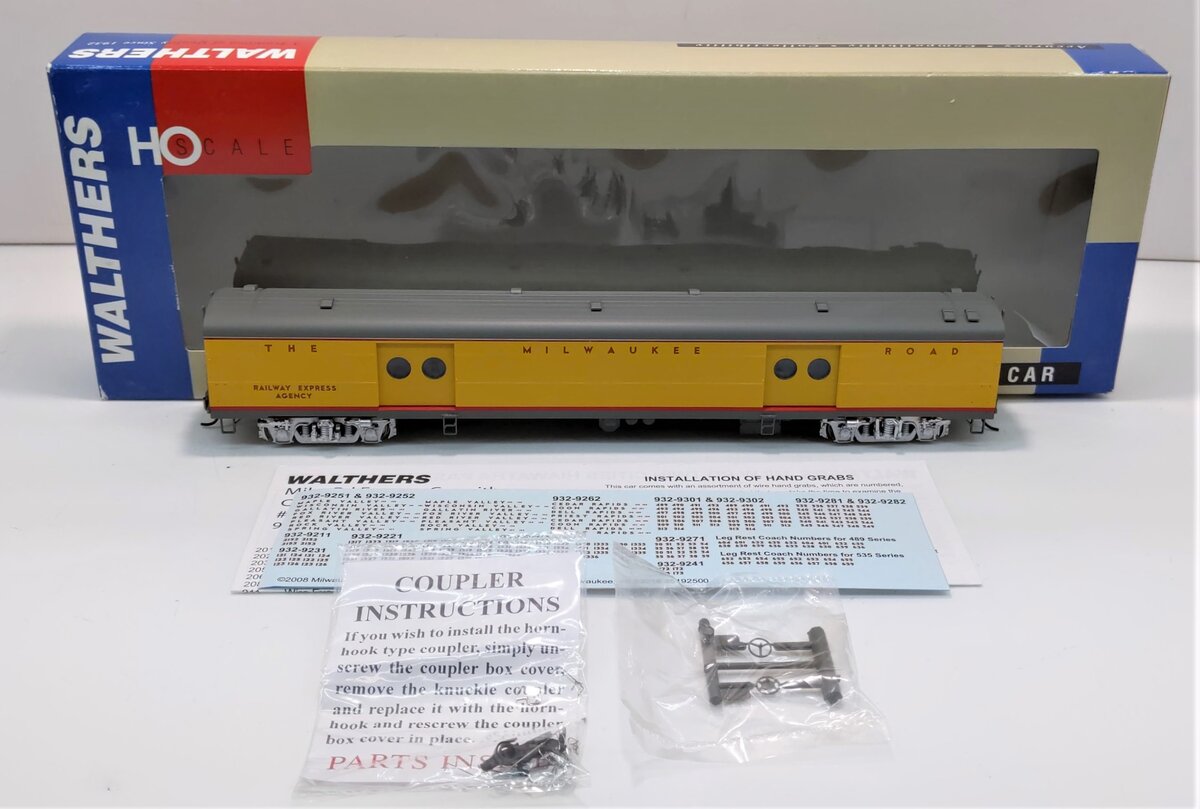 Walthers 932-9221 HO Scale Milwaukee Hiawatha Express Car w/Conductors Window