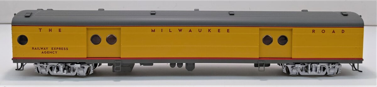 Walthers 932-9221 HO Scale Milwaukee Hiawatha Express Car w/Conductors Window