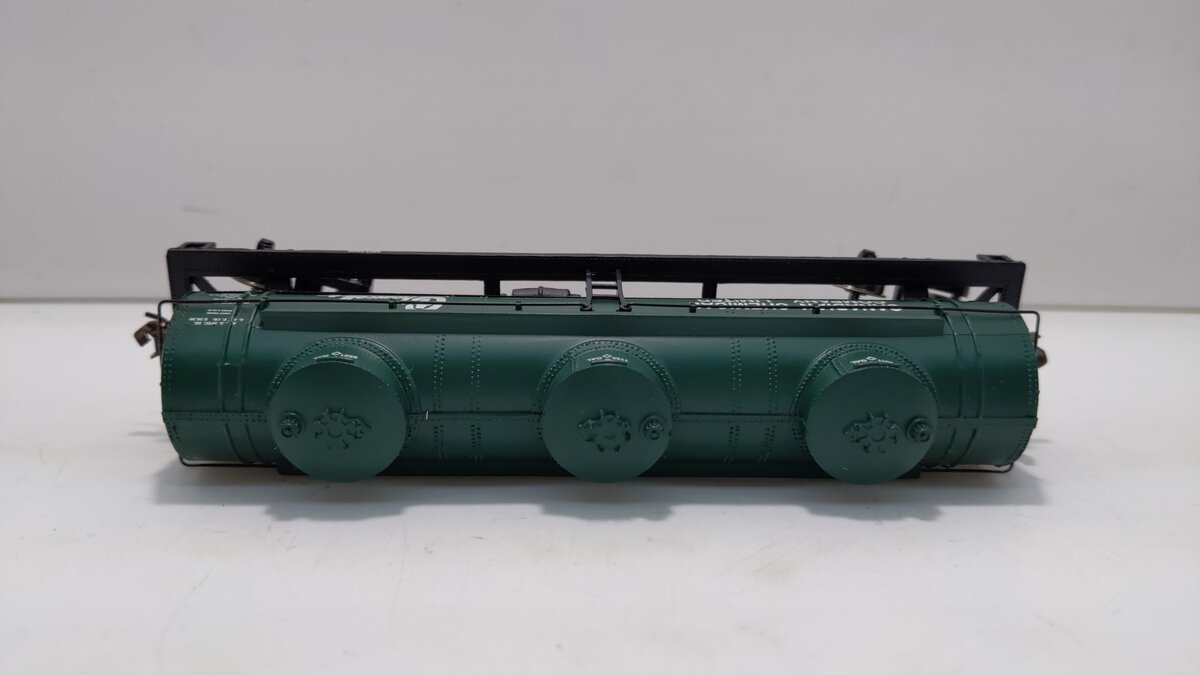 Bachmann 17143 HO Chemcell / Canadian Chemical Company 40' 3-Dome Tank Car