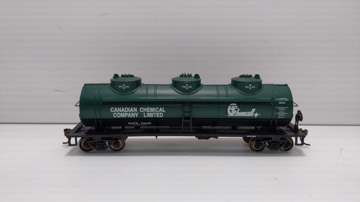 Bachmann 17143 HO Chemcell / Canadian Chemical Company 40' 3-Dome Tank Car