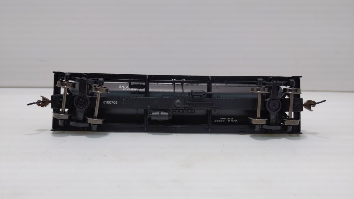 Bachmann 17143 HO Chemcell / Canadian Chemical Company 40' 3-Dome Tank Car