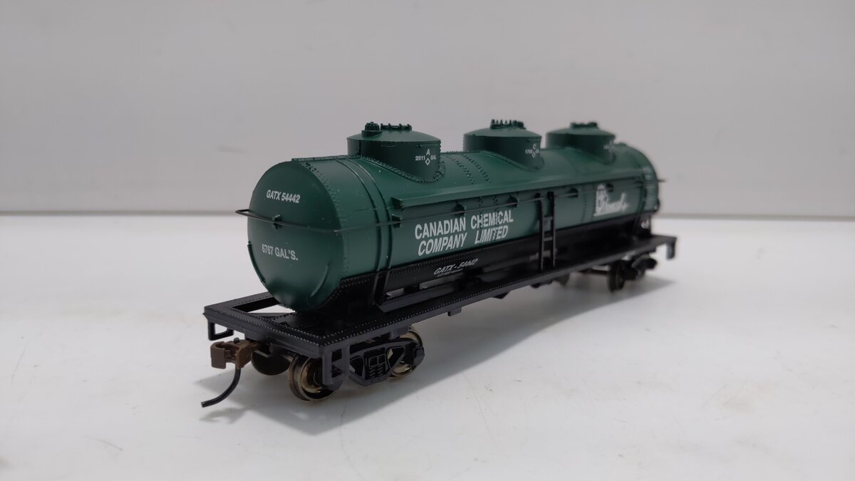 Bachmann 17143 HO Chemcell / Canadian Chemical Company 40' 3-Dome Tank Car