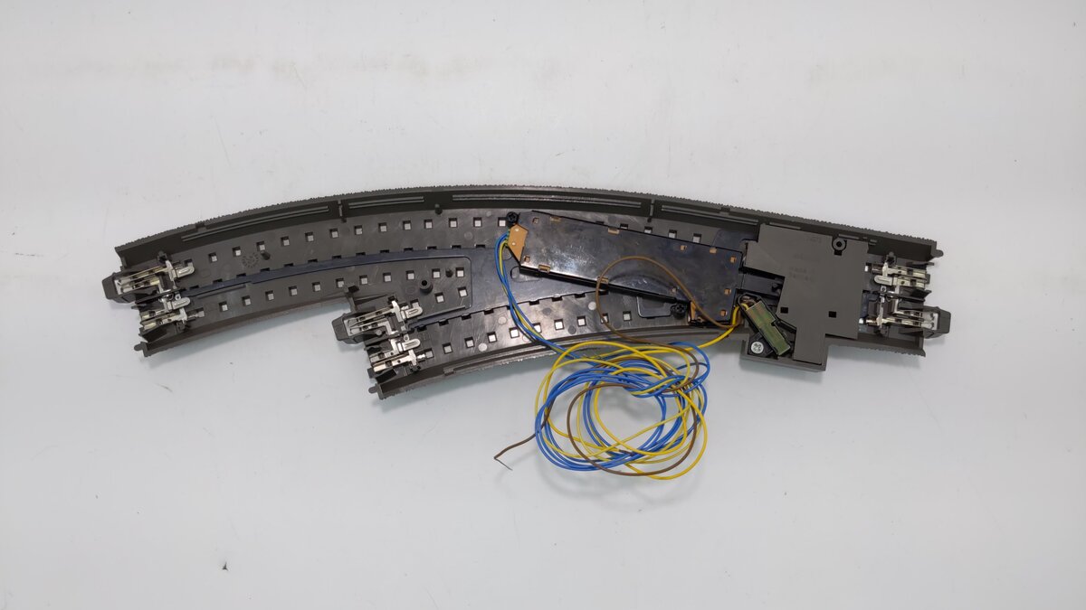 Marklin 24672 HO C Track R1 14-3/16" Radius 30° Right Hand Curved Switch Turnout