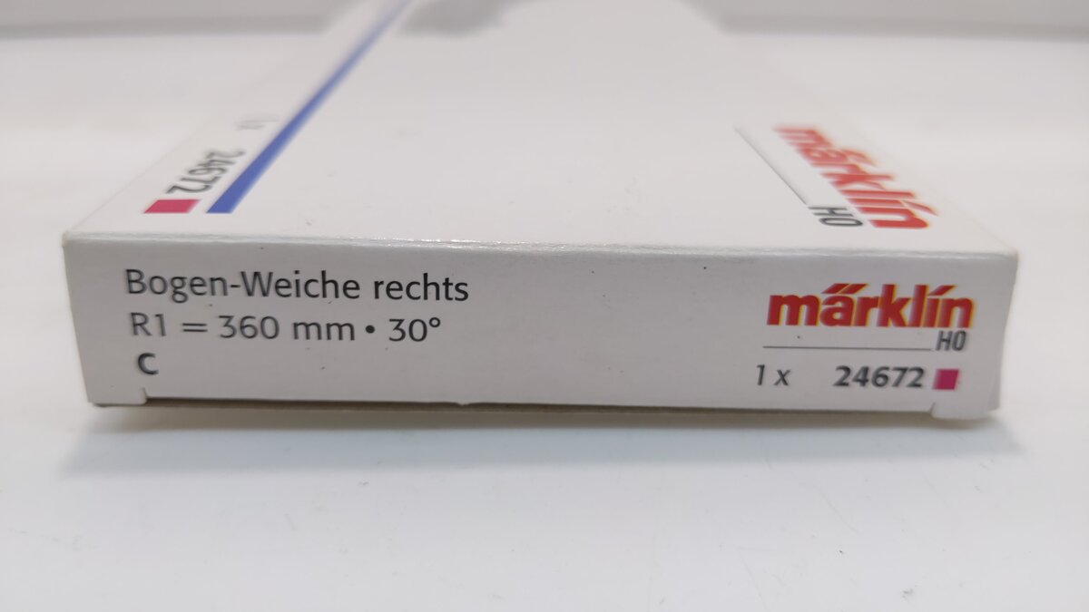 Marklin 24672 HO C Track R1 14-3/16" Radius 30° Right Hand Curved Switch Turnout