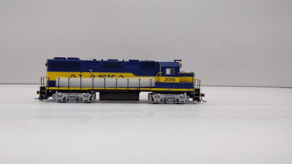 Athearn 29316 HO Alaska Railroad RTR GP38-2 Diesel Locomotive #2001