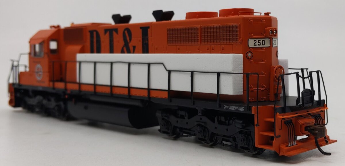 Athearn 88525 HO Detroit, Toledo & Ironton RTR SD38 Diesel Locomotive #250
