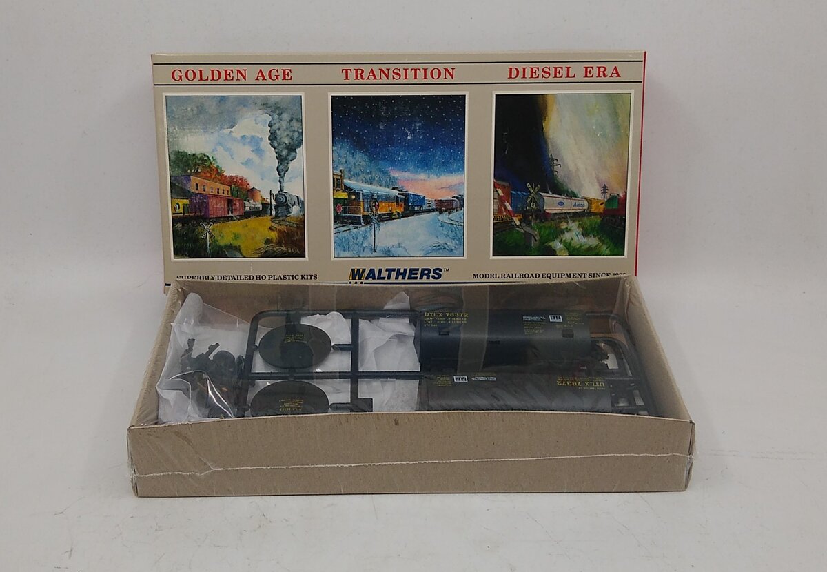 Walthers 932-5101 HO UTLX 30' Funnel Flow Tank Car Road Number May Vary Kit