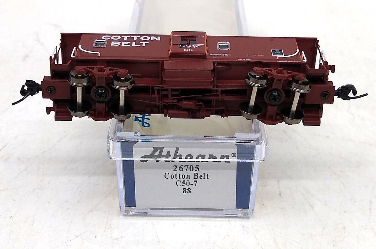 Athearn 26705 N Cotton Belt SSW Bay Window Caboose #88