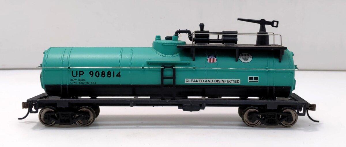 Walthers 931-1793 HO Union Pacific Firefighting Car #908814 - Ready to Run