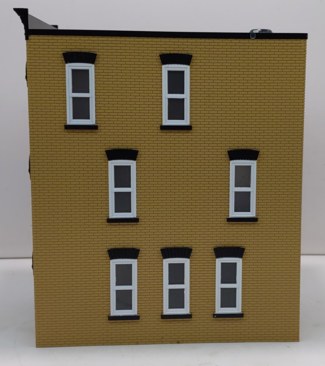 MTH 30-90373 O Scale Tan Brick W/Black Shutters 3-Story Town House #1