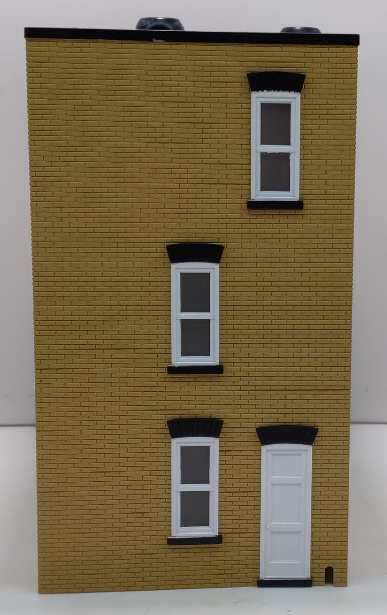 MTH 30-90373 O Scale Tan Brick W/Black Shutters 3-Story Town House #1
