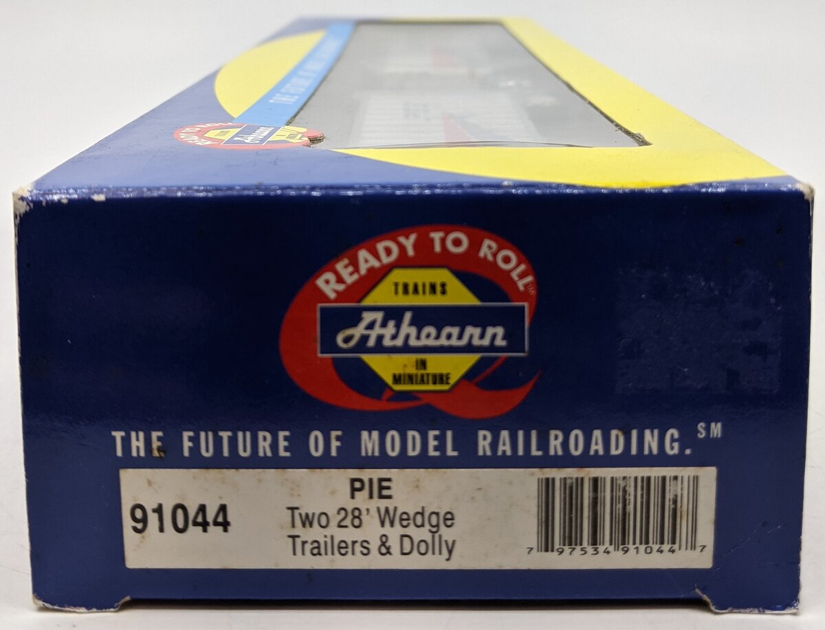 Athearn 91044 HO Ready to Roll P-I-E Two 28' Wedge Trailers & Dolly (Set of 2)
