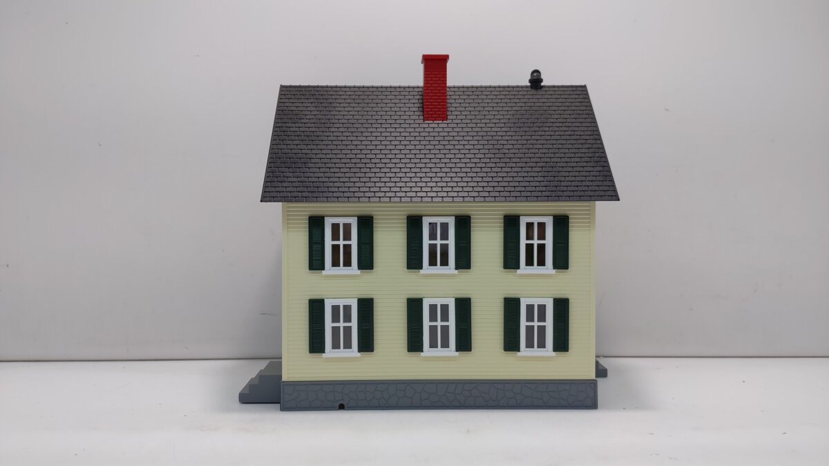 MTH 30-9023 Row House Yellow w/ Green Shutters