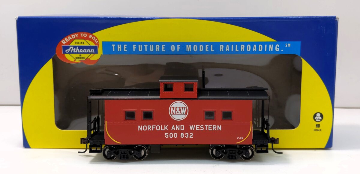Athearn 74329 HO RTR Eastern 4 Window Caboose, N&W/Red #500832