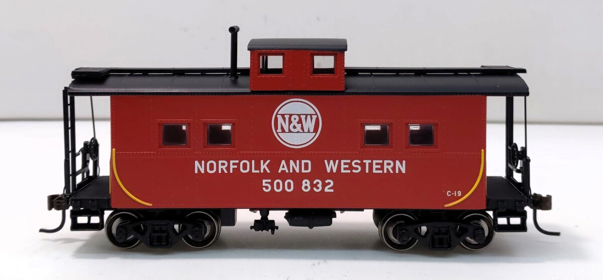 Athearn 74329 HO RTR Eastern 4 Window Caboose, N&W/Red #500832