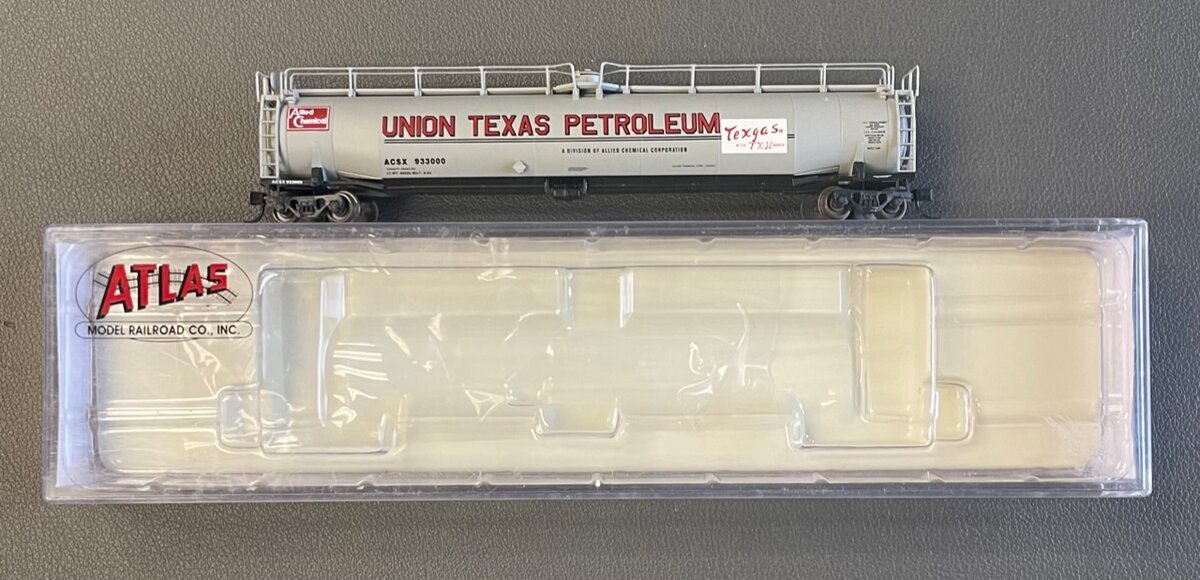Atlas 37191 N Scale Union Texas Petroleum 33,000 Gallon Tankcar #933000