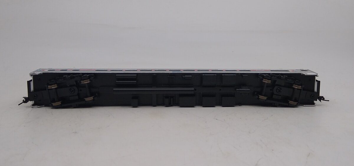 Walthers 910-30207 HO Amtrak Phase I 85' Budd Small-Window Coach