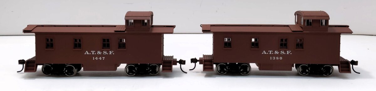 Walthers 932-27581 HO AT&SF Santa Fe 1300 Series Wood Caboose (Set of 2)