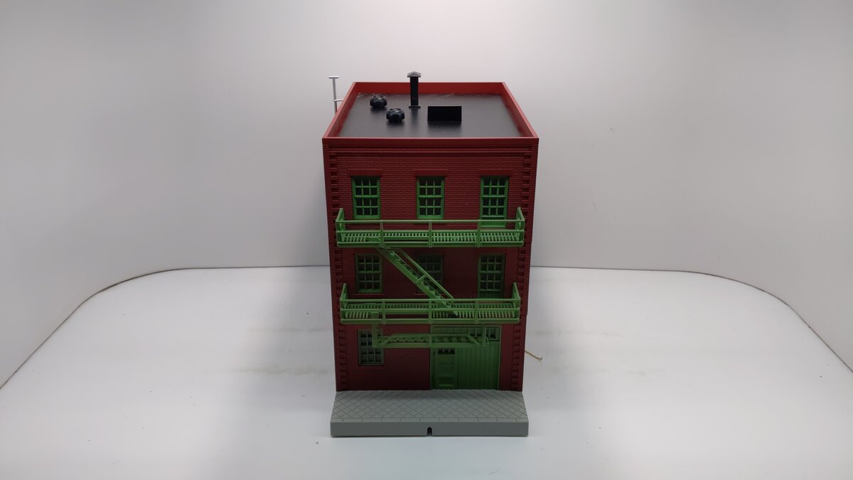 MTH 30-90438 O Wiseguy's Pizza 3Story City Building w/Fire Escape & Blink