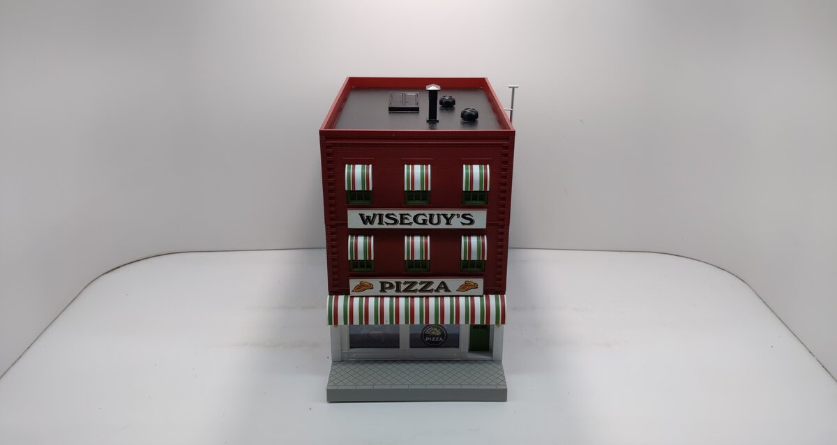 MTH 30-90438 O Wiseguy's Pizza 3Story City Building w/Fire Escape & Blink