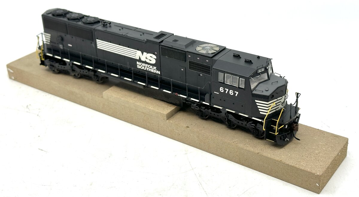 Athearn G67392 HO Norfolk Southern SD60M Diesel Locomotive w/DCC & Sound #6767