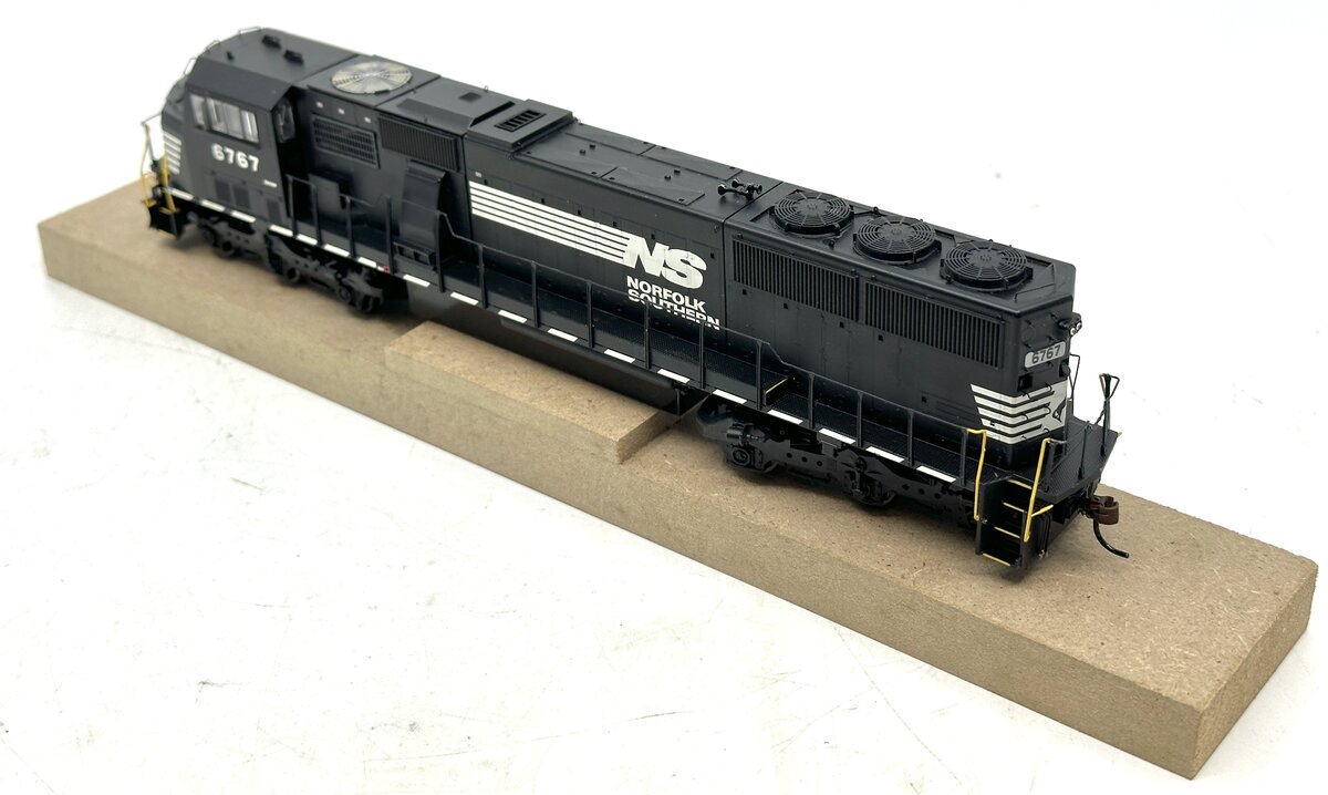 Athearn G67392 HO Norfolk Southern SD60M Diesel Locomotive w/DCC & Sound #6767