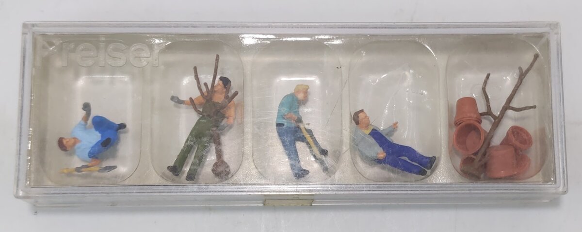 Preiser 10466 HO Men Planting Trees Figures (Set of 4)