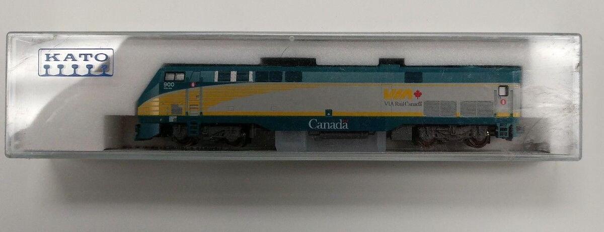 Kato 176-6007 N Scale VIA Rail P42 Diesel Locomotive #900