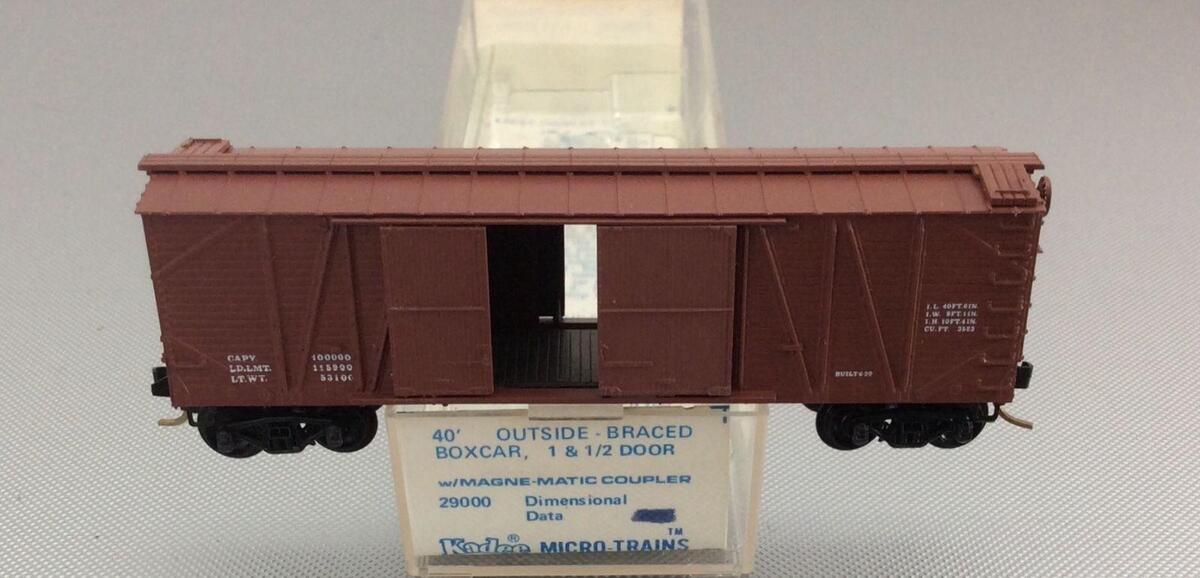 Micro-Trains 02900000 N Undecorated 40' 1-1/2 Door Outside Braced Boxcar