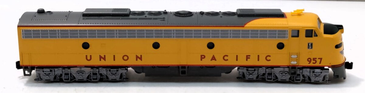 Kato 176-5317 N Union Pacific Nose Herald EMD E9A Diesel Locomotive #957