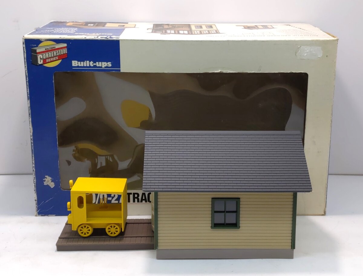 Walthers 933-2704 O / O27 Scale Cream Siding Speeder Shed & Speeder Built-Up