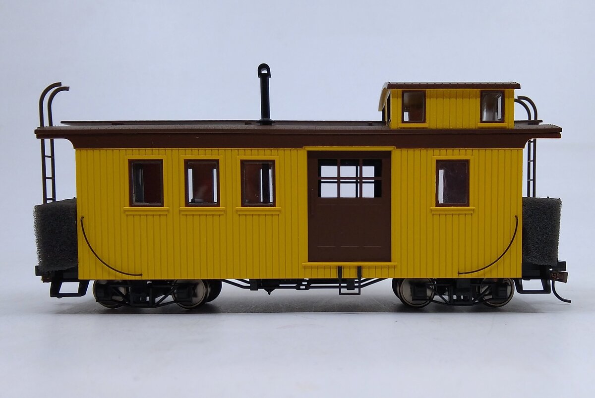 Bachmann 26799 On30 Yellow & Black Unlettered Caboose w/Interior Light
