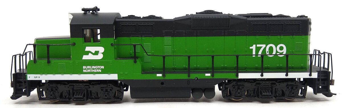 Walthers 931-101 HO Burlington Northern EMD GP9M Diesel Loco Standard DC #1709