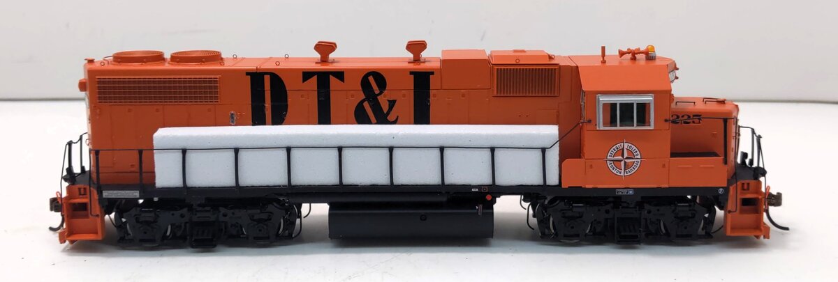 Athearn G65414 HO DT&I GP38-2 Phase 1a Diesel Locomotive w/DCC & Sound #225