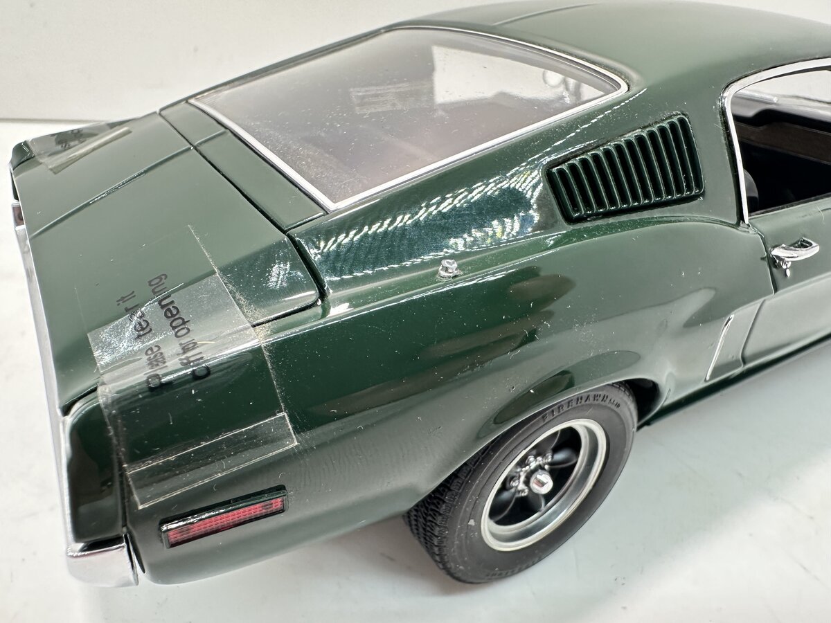 AutoArt 72811 1:18 Scale Die Cast Steve McQueen Bullitt 1968 Ford Mustang GT 390 EX/Box