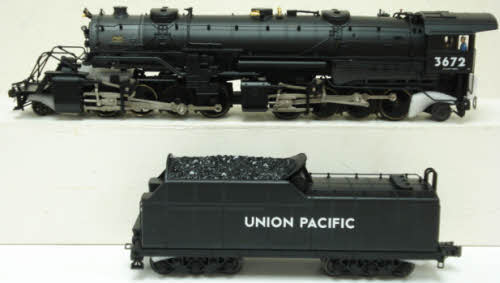 Lionel 6-38065 O Gauge Union Pacific 2-8-8-2 Steam Locomotive & Tender #3672