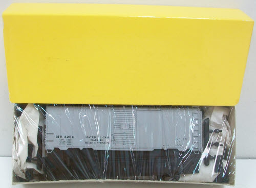 Accurail 3281 HO M of W Silver 40' AAR Steel Box Car Kit