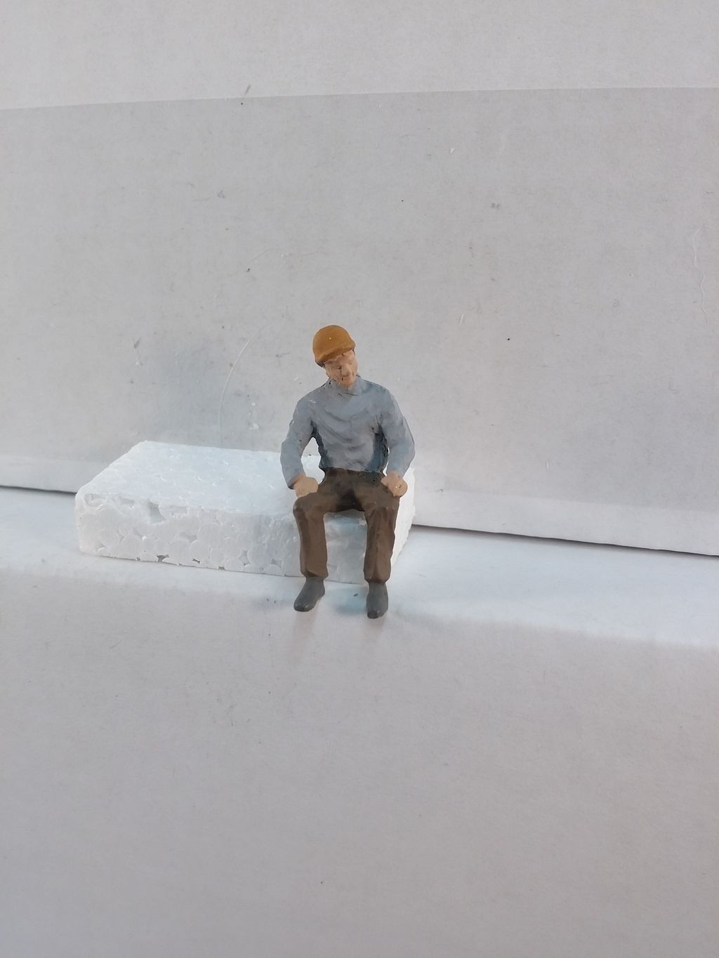 Arttista 1544 O Scale Working Man Sitting